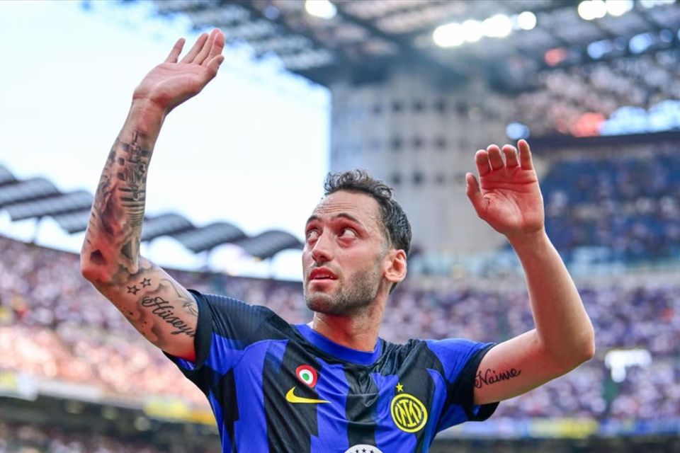 Tepis Segala Rumor, Agen Calhanoglu Tegaskan Kliennya Bertahan di Inter