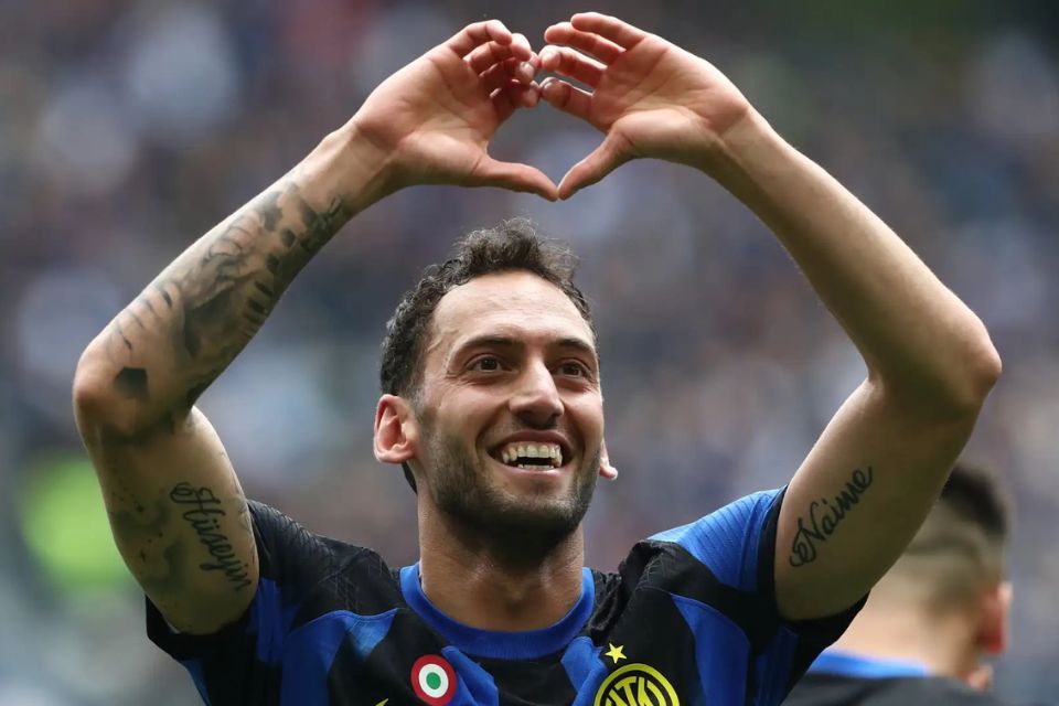 Tepis Segala Rumor, Agen Calhanoglu Tegaskan Kliennya Bertahan di Inter