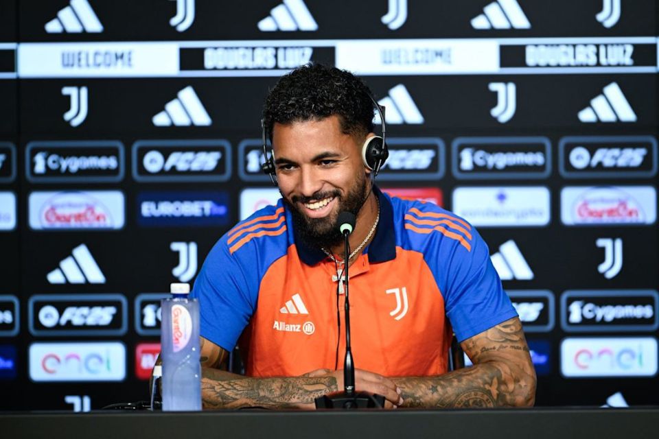 Absen Tanpa Kabar, Douglas Luiz Minta Maaf pada Juventus