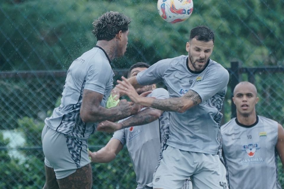 Bojan Hodak Bahagia Lihat Persib Semakin Solid Selama TC di Thailand
