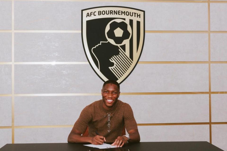 Gantikan Zabarnyi, Pilar Lille Resmi Merapat ke Bournemouth