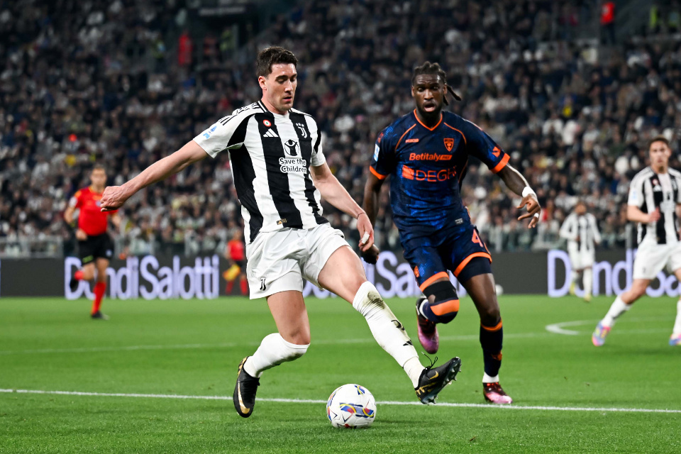 Penyerang Juventus, Dusan Vlahovic Dibayangi Bek Lecce, Kialonda Gaspar.
