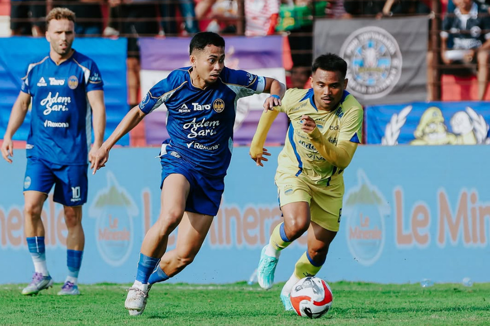 Reva Adi Utama berduel dengan Saddil Ramdani pada laga PSIM vs Persib.