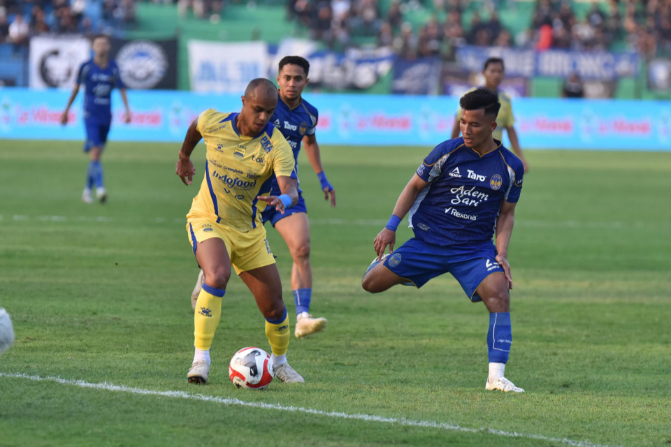 Gelandang Persib, Wiliam Marcilio dan Pemain PSIM, Ghulam Fatkur.