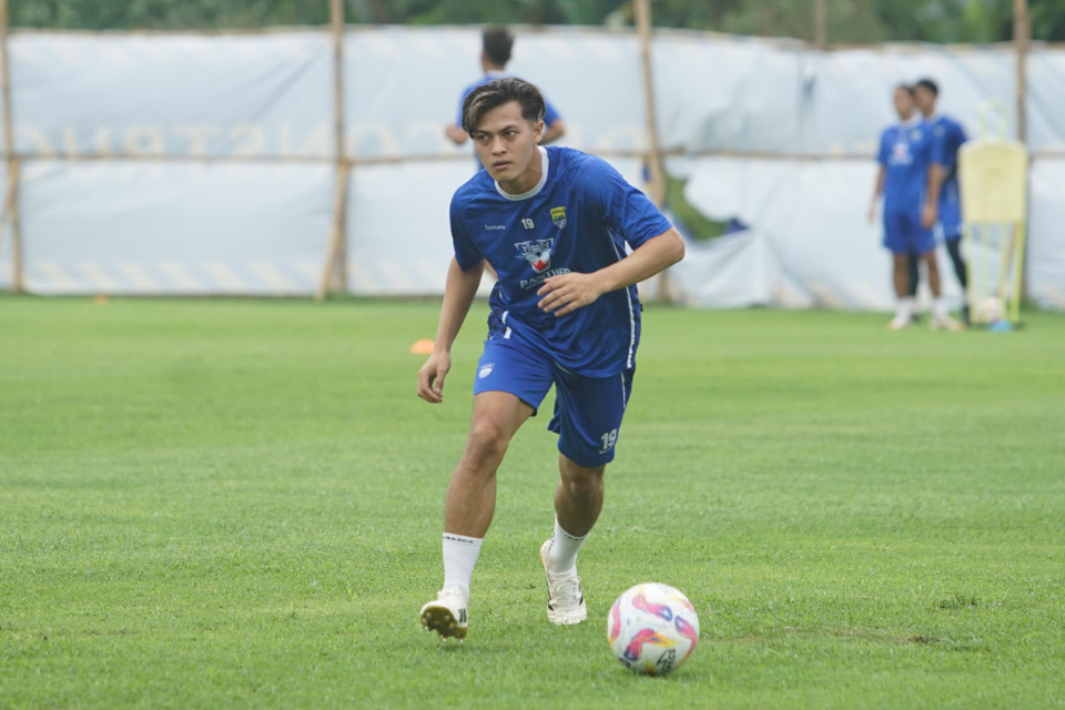 Bek Persib Bandung, Alfeandra Dewangga.