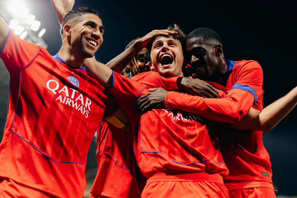 Gelandang Paris Saint-Germain, Joao Neves Rayakan Gol ke Gawang Toulouse.