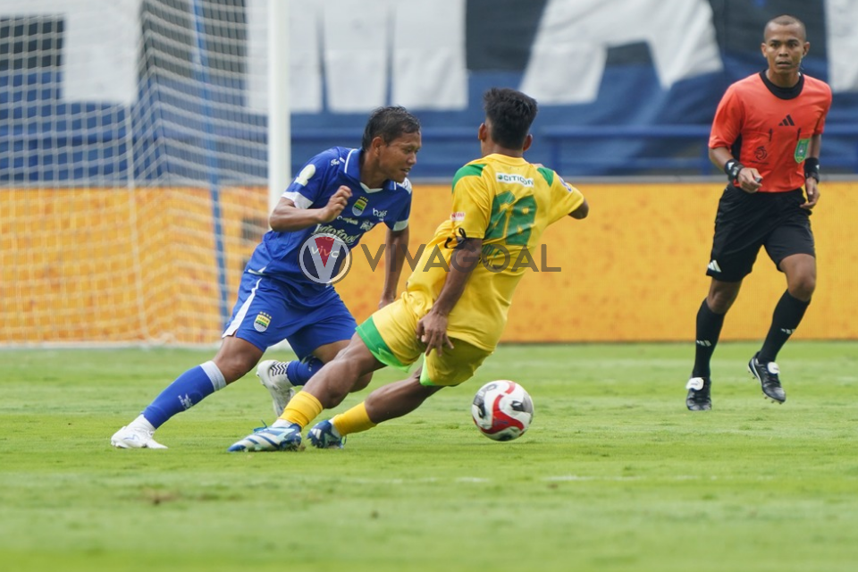 Gelandang Persib, Adam Alis.