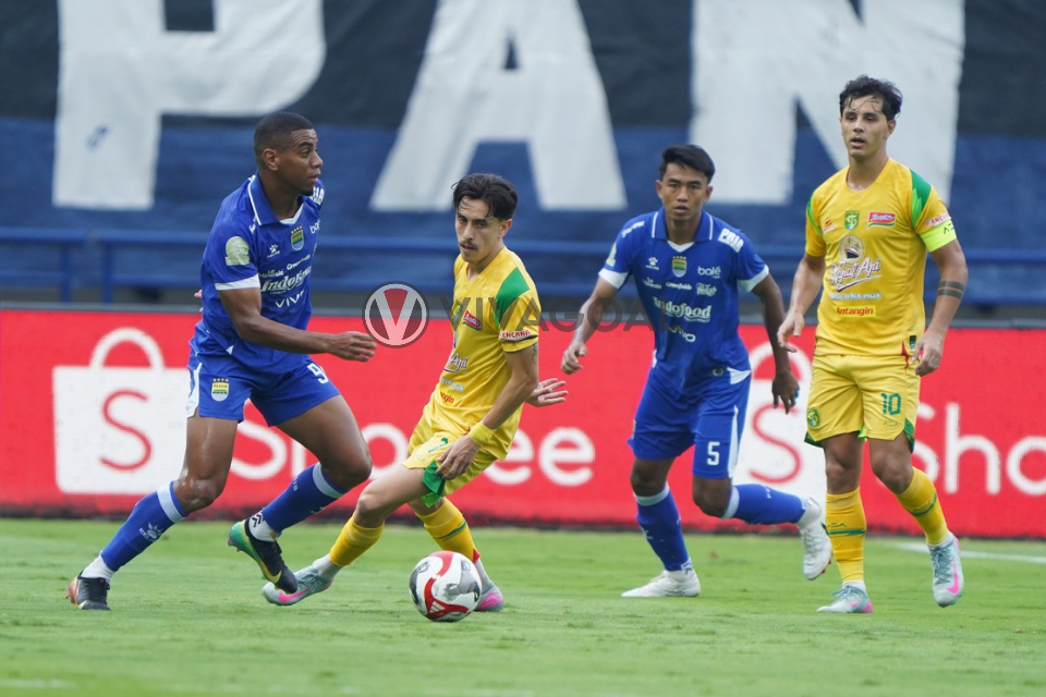Pertandingan Persib vs Persebaya Dalam Lanjutan BRI Super League.