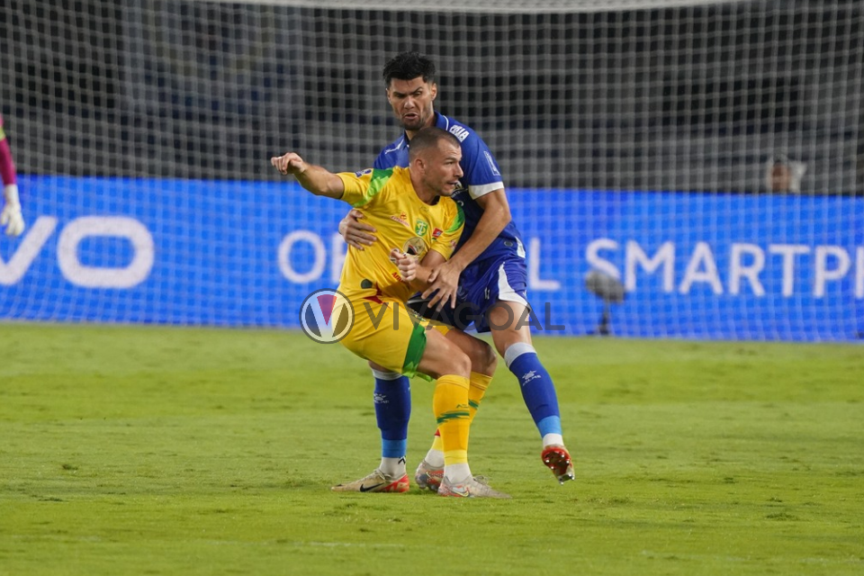 Striker Persebaya, Mihailo Perovic berduel dengan bek Persib, Julio Cesar.