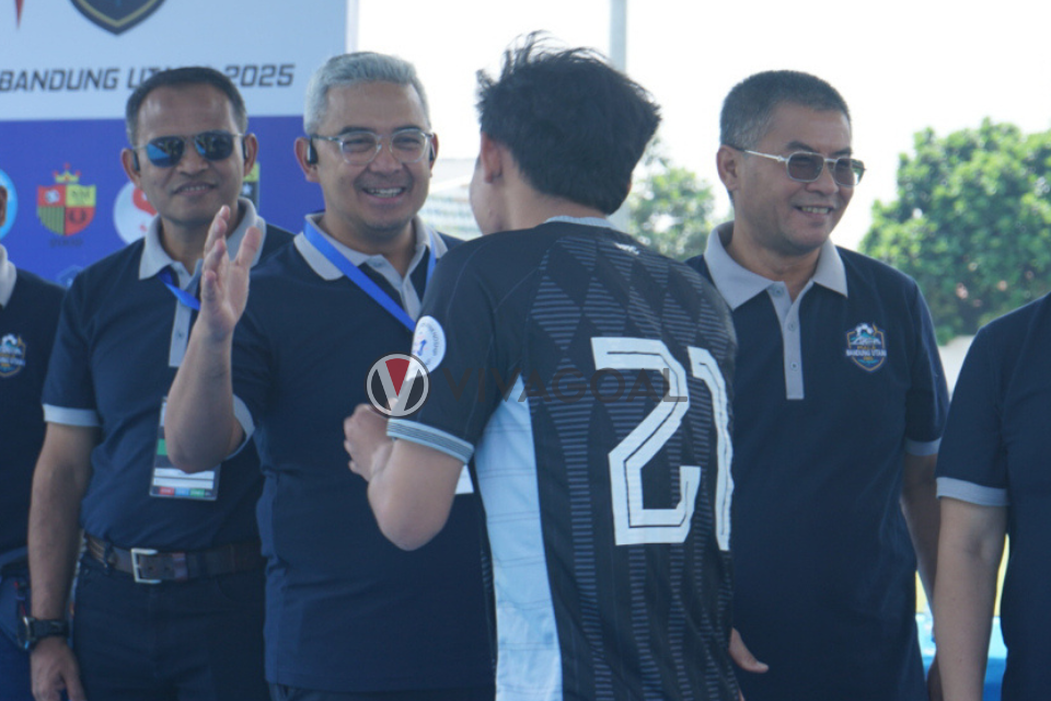 Wali Kota Bandung, M. Farhan dan Wakil Gubernur Jawa Barat, Erwan Setiawan Menyapa Pemain Yang Akan Terjun di Liga 4 Piala Bandung Utama.
