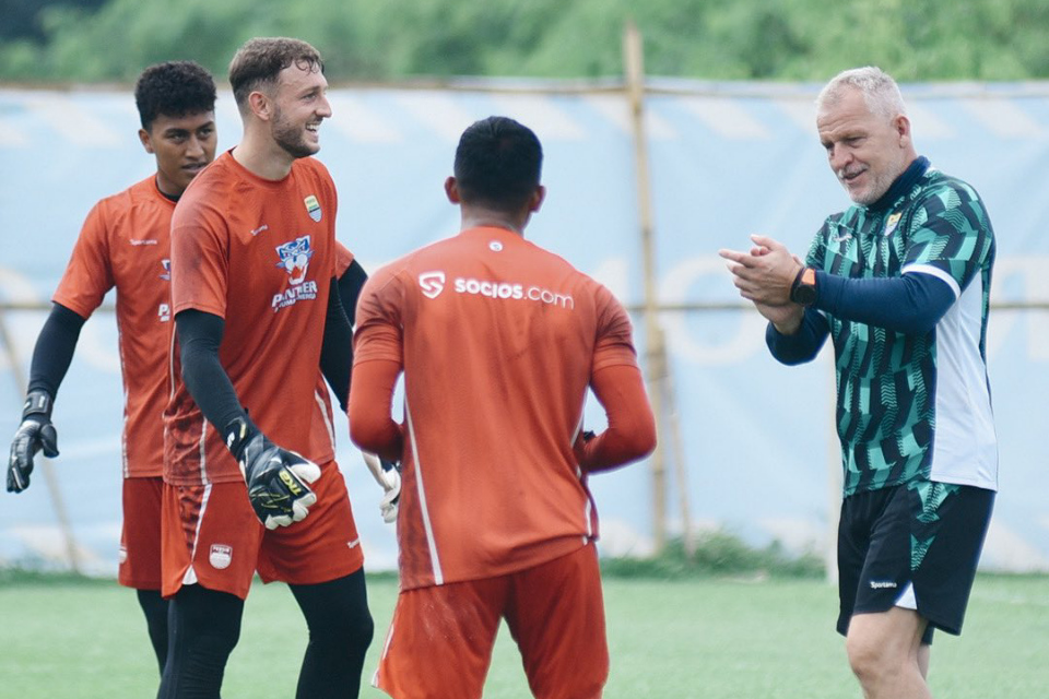 Mario Jozic Saat Memimpin Sesi Latihan Kiper Persib.