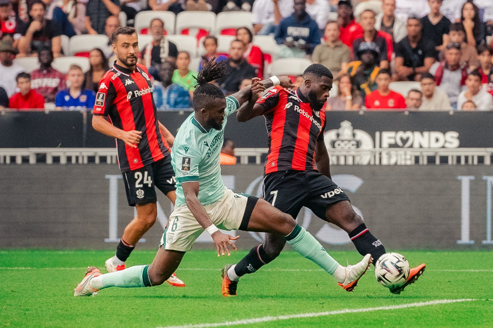 Charles Vanhoutte Kirim Umpan Kepada Jeremie Boga.