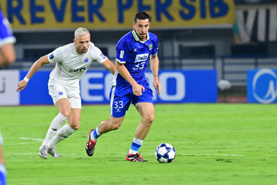Thom Haye, Gelandang Persib Bandung.