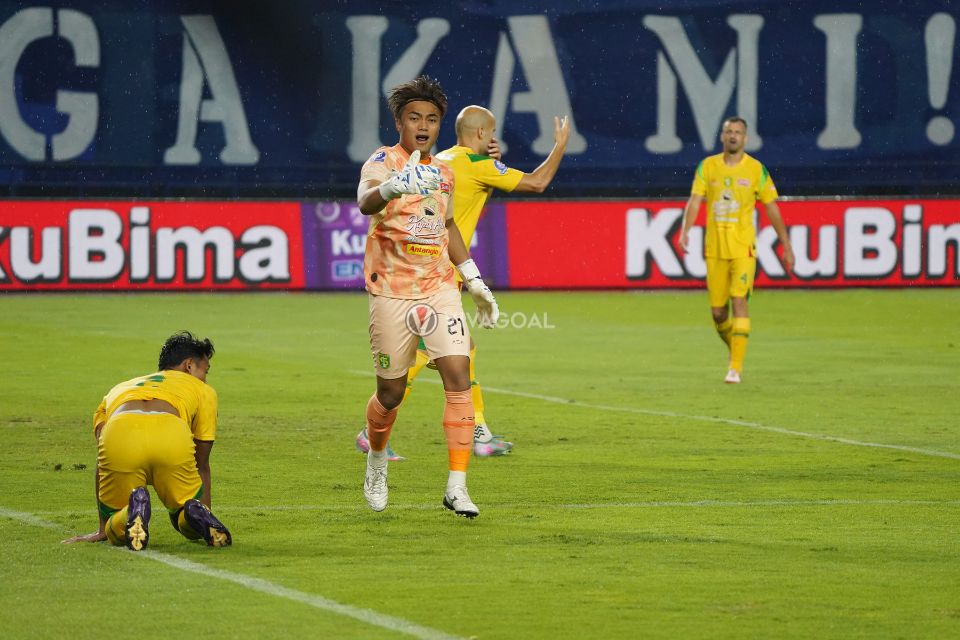 Bukan Karena Laga Berhenti Akibat Hujan! Ernando Ari Sesali Tambahan Waktu yang Sedikit Kontra Persib