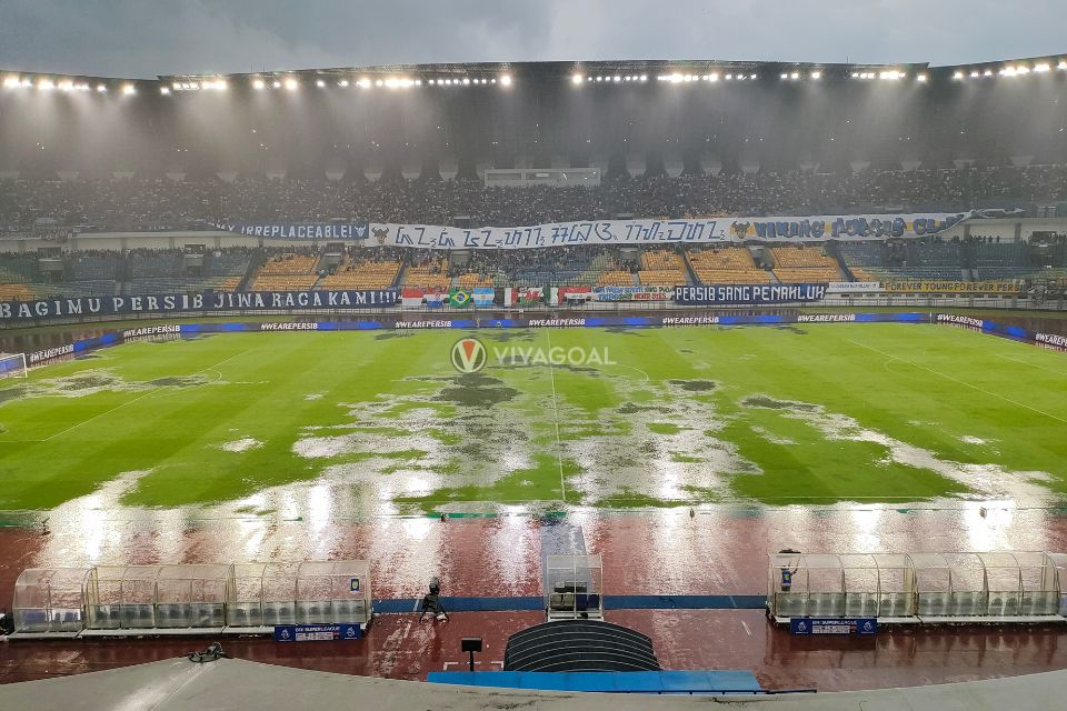Bukan Karena Laga Berhenti Akibat Hujan! Ernando Ari Sesali Tambahan Waktu yang Sedikit Kontra Persib