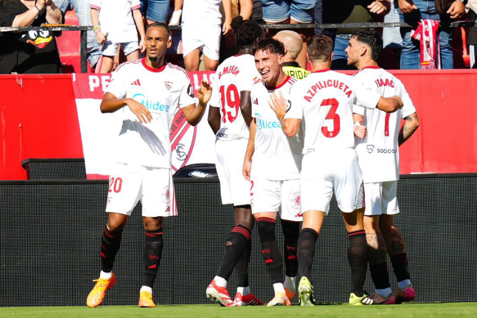 Selebrasi gol Sevilla ke Gawang Barcelona.