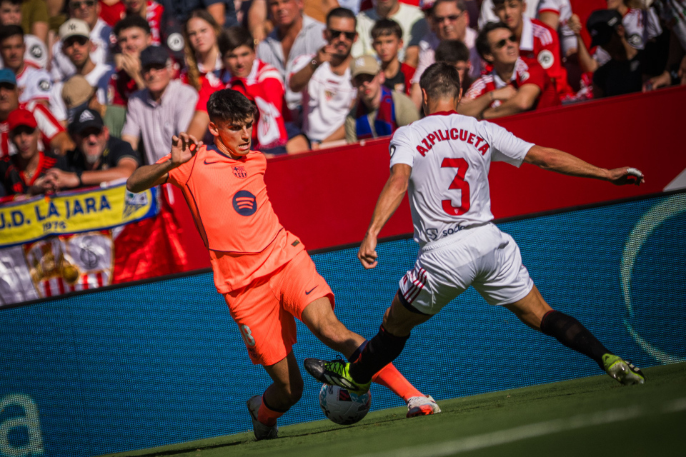 Bek Barcelona, Gerard Martin berduel dengan bek Sevilla, Cesar Azpilicueta.