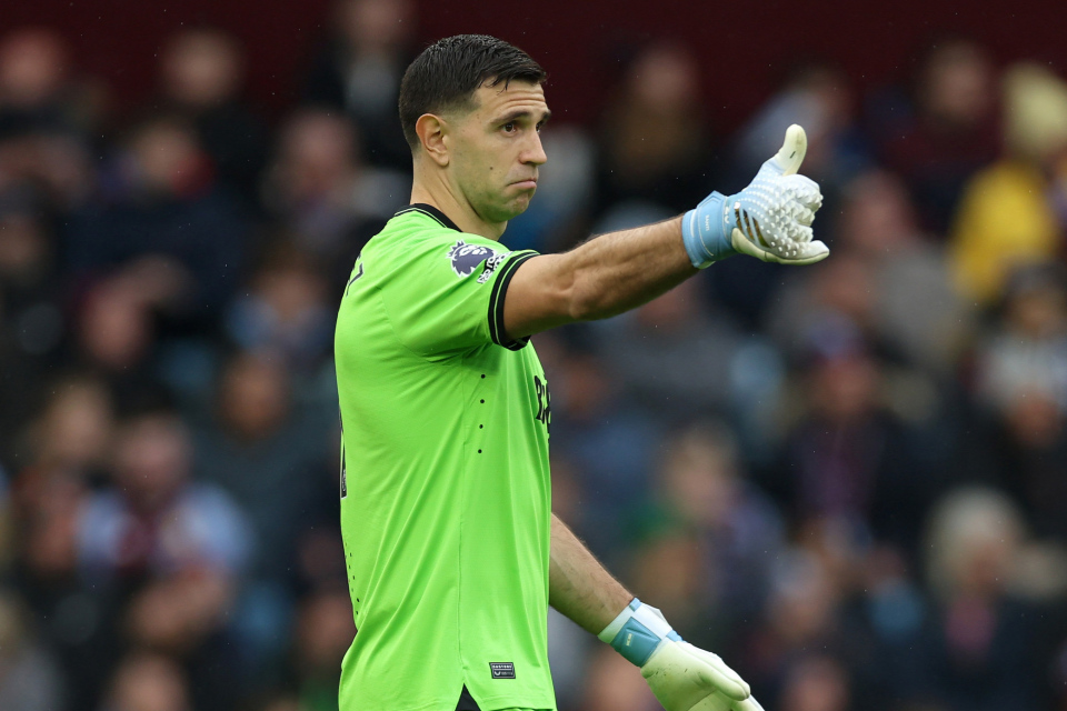 Emil Martinez, Kiper Aston Villa.