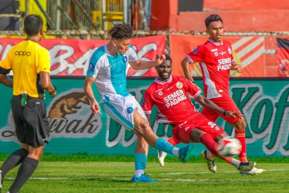 Pemain PSBS Biak, Kevin Lopes di Laga Versus Semen Padang FC.