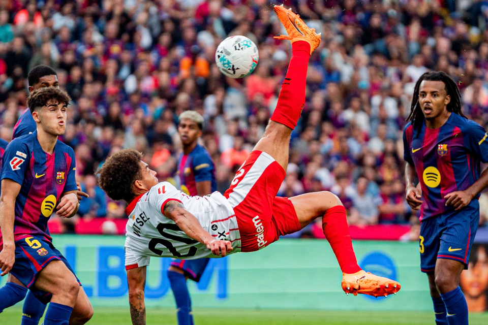 Axel Witsel Cetak Gol Akrobatik