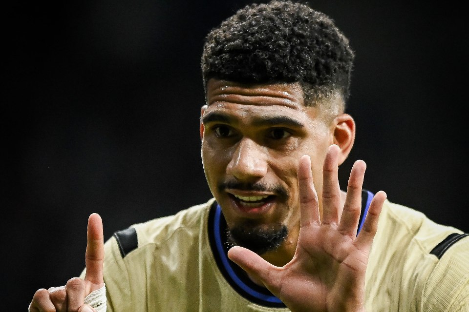 Soal Momen Buruk Araujo Lawan PSG, Flick Pede Pilarnya Tak Akan Lakukan Kesalahan yang Sama