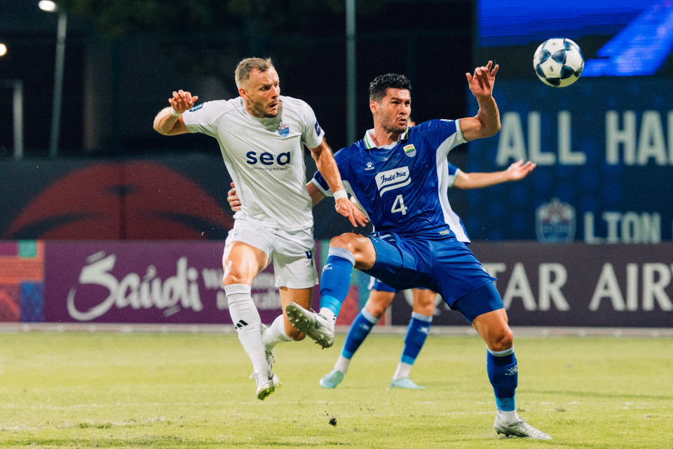 Lennart Thy berduel dengan Julio Cesar