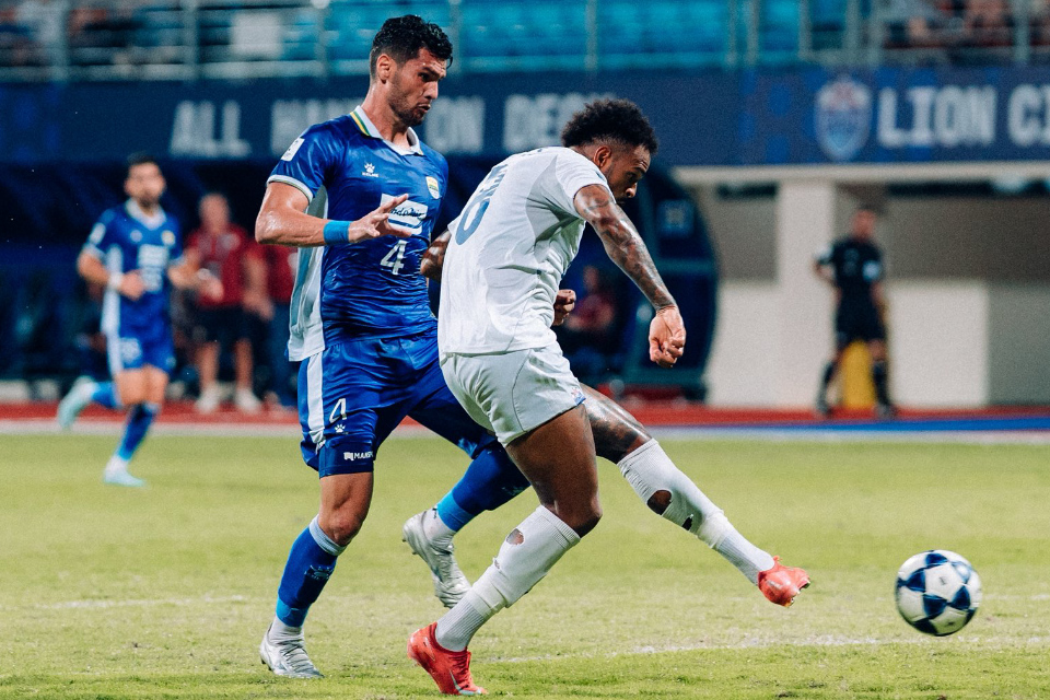 Anderson Lopes berduel dengan Julio Cesar