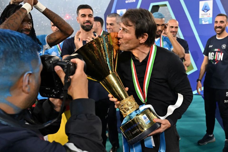 Terpilih jadi Pelatih Terbaik Serie A, Conte Dedikasikan untuk Pemain Napoli