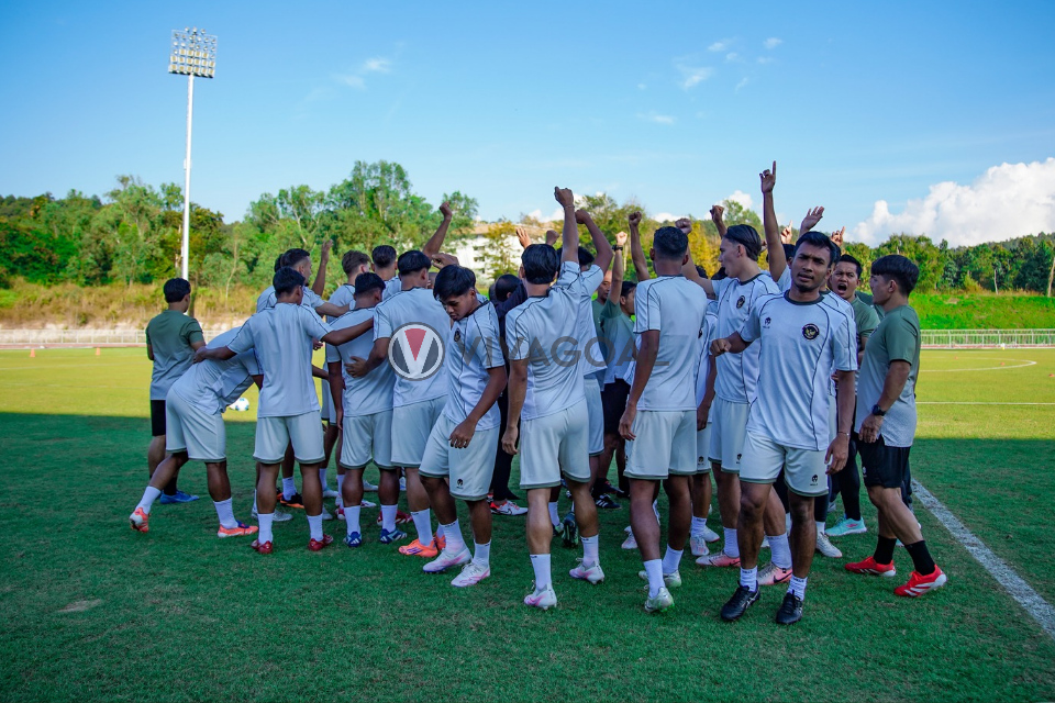 Potret Official Training (OT) Timnas Indonesia U-22 jelang laga melawan Timnas Filipina U-22 di SEA Games 2025 yang digelar di Rajamangala University of Technology Lanna, Chiangmai, Thailand, Minggu (7/12) sore WIB. Foto: VIVAGOAL/Amirul Mukmin