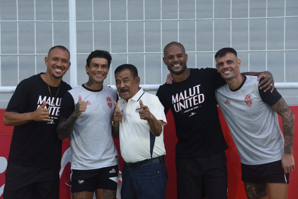 Reuni Dadakan Persib di Markas Malut United, Umuh Muchtar Disambut Ciro Alves dkk