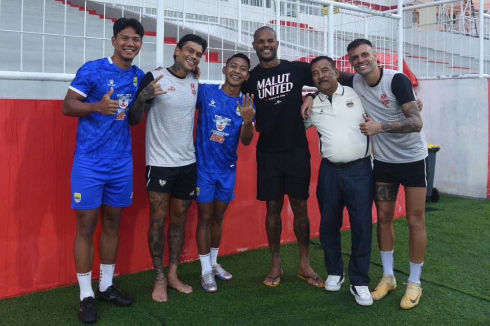 Reuni Dadakan Persib di Markas Malut United, Umuh Muchtar Disambut Ciro Alves dkk