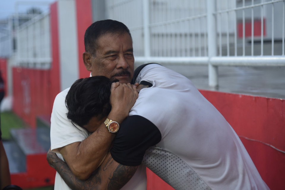 Reuni Dadakan Persib di Markas Malut United, Umuh Muchtar Disambut Ciro Alves dkk