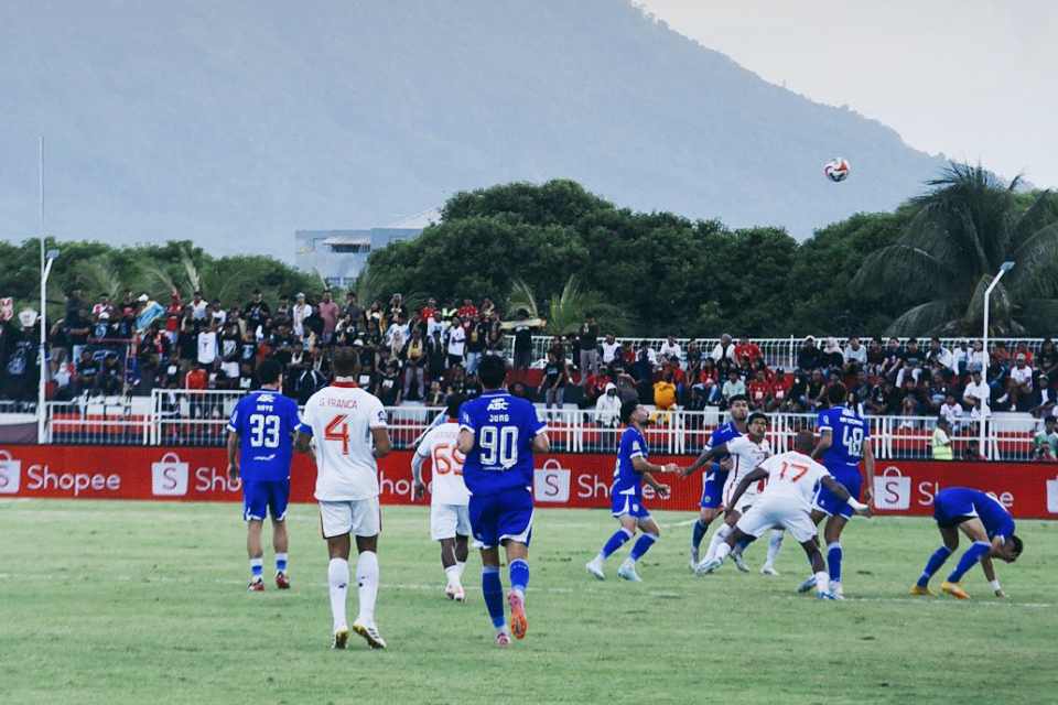 Pertandingan Malut United versus Persib