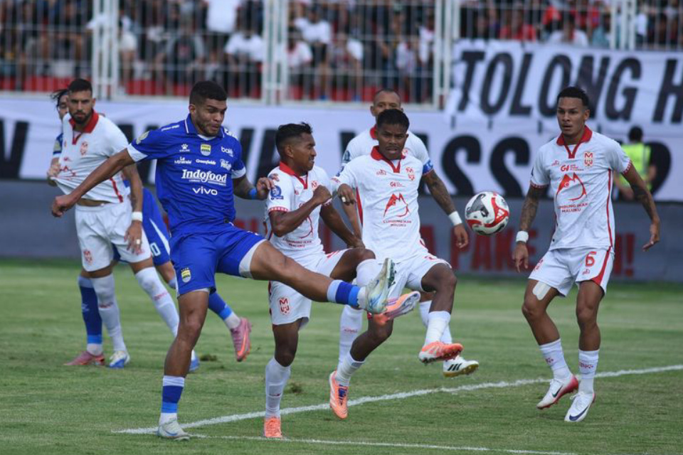 Berguinho di Laga Malut United versus Persib