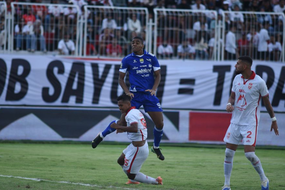 Aksi Uilliam Barros di Laga Malut United versus Persib Bandung.