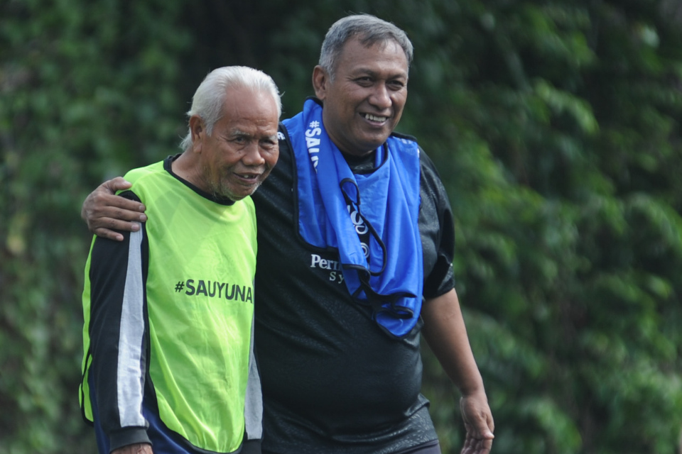 Legenda Persib, Asep Sumantri (Kaos Hitam) Bicara Soal Kebutuhan Merekrut Joey Pelupessy