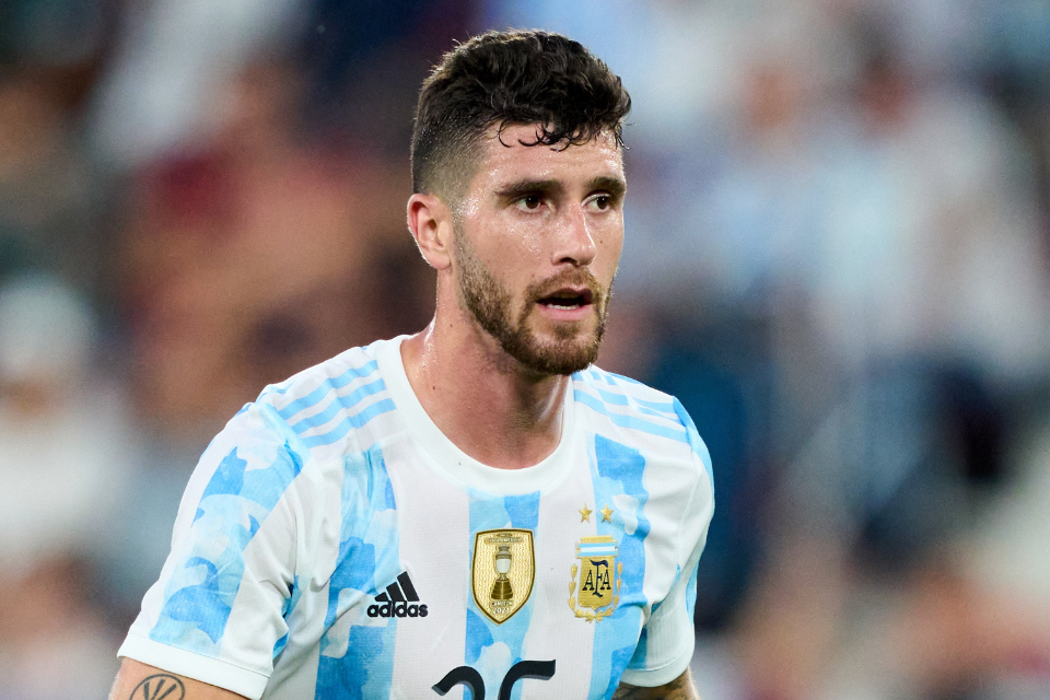 Barcelona mulai melirik opsi lebih masuk akal dengan mendatangkan Marcos Senesi.