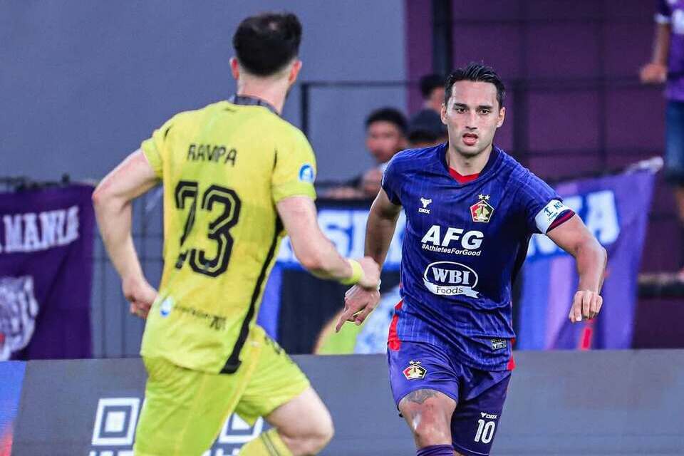 Ezra Walian kontra Semen Padang
