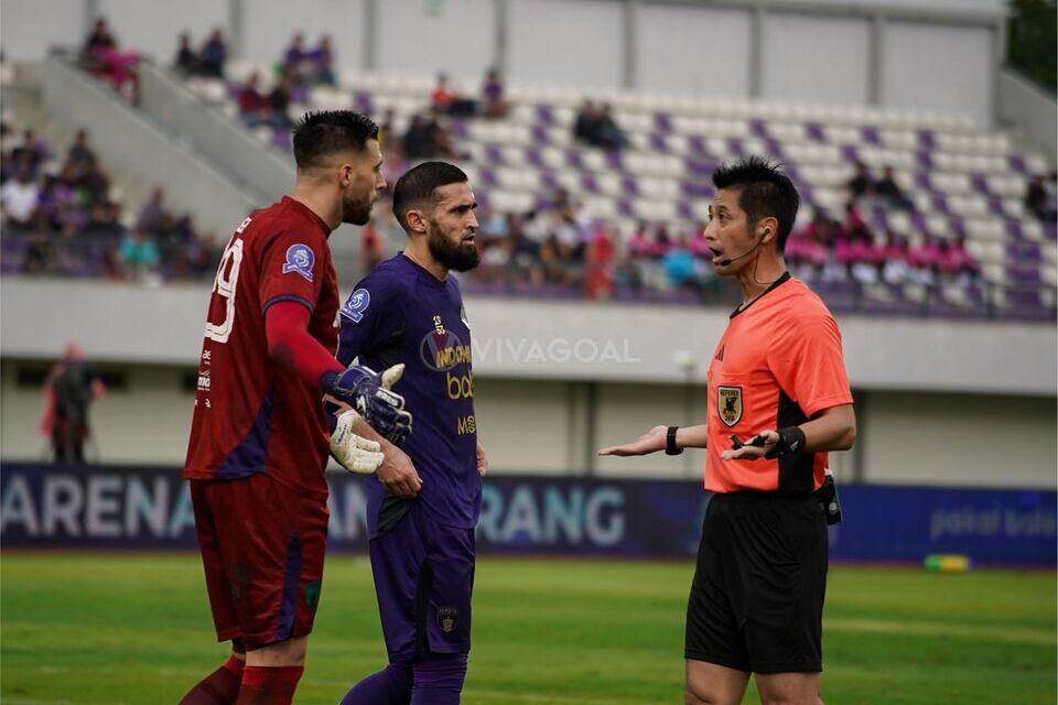 Aksi Yudai Yamamoto saat memimpin laga Persita vs Persik