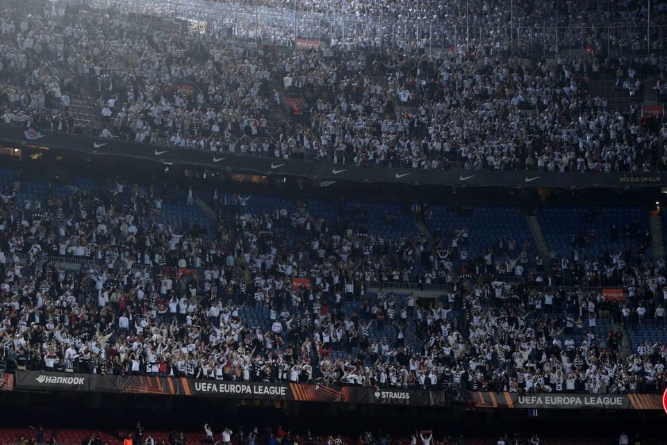 Buat Onar di Camp Nou, UEFA Beri Hukuman Berat ke Eintracht Frankfurt