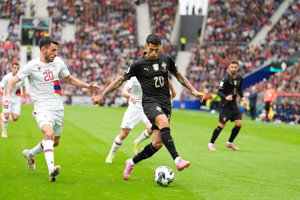 Barcelona sepertinya mulai mengurungkan niat merekrut Joao Cancelo.