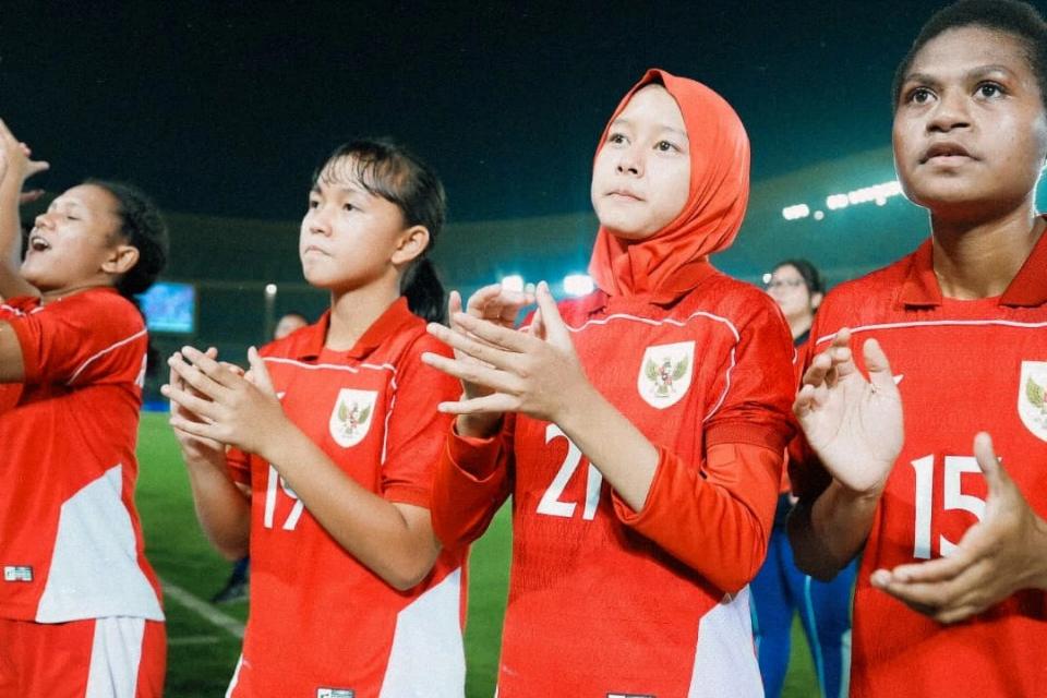 Diva Aulia Putri, Dari Panggung Jaipong ke Lapangan Hijau