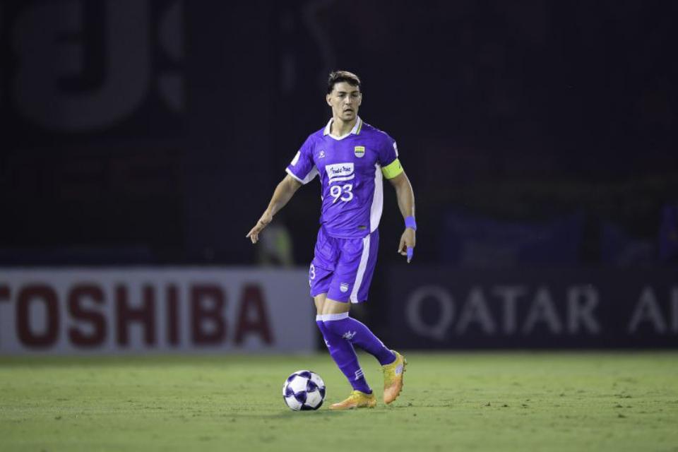 Bek Persib, Federico Barba di Laga Kontra Ratchaburi FC.