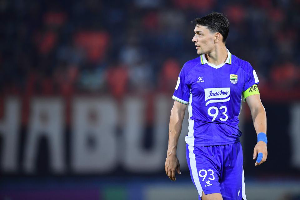 Bek Persib, Federico Barba di Laga Kontra Ratchaburi FC.