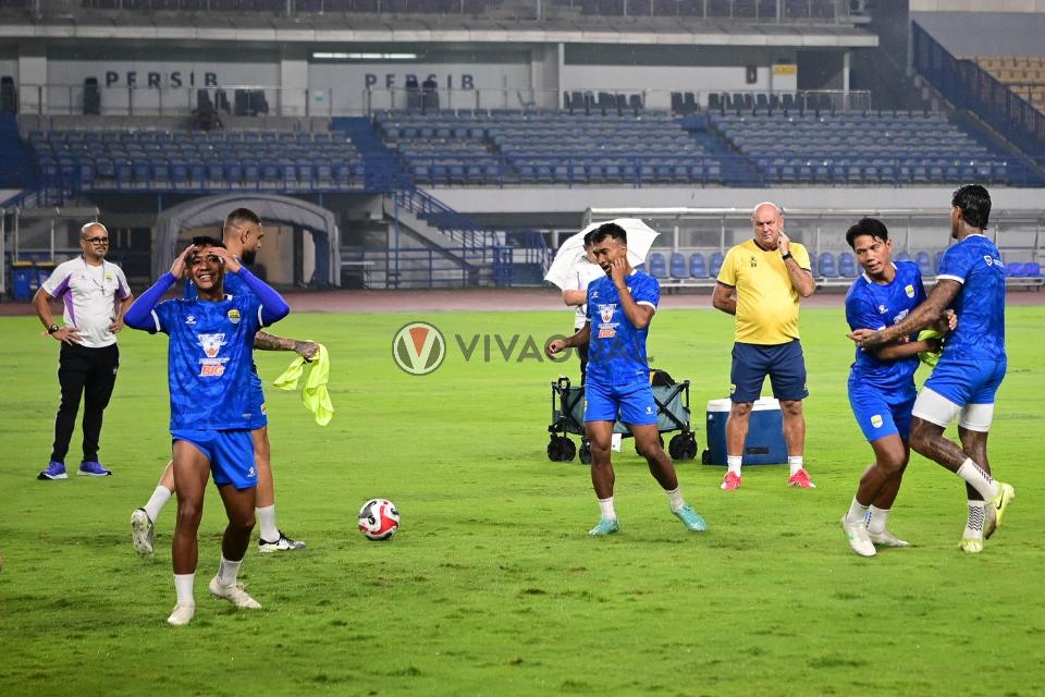 Sesi Latihan Terbuka Persib Jelang Hadapi Madura United