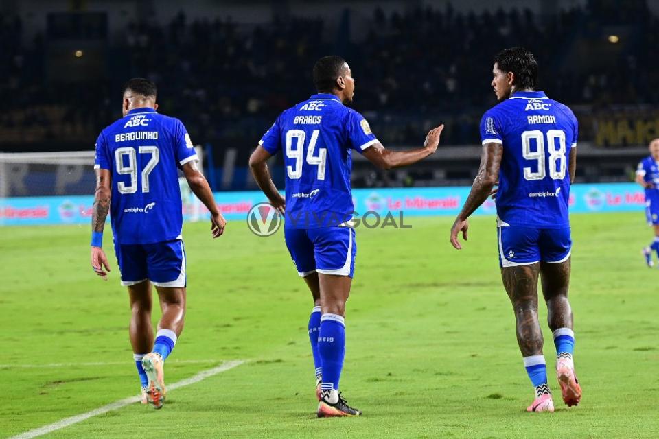Pemain Brasil Persib, Berguinho, Uilliam Barros, dan Ramon Tanque dalam Laga Versus Madura United di Stadion Gelora Bandung Lautan Api, pada Kamis, 26 Februari 2026. Foto: VIVAGOAL/Raffy Faraz