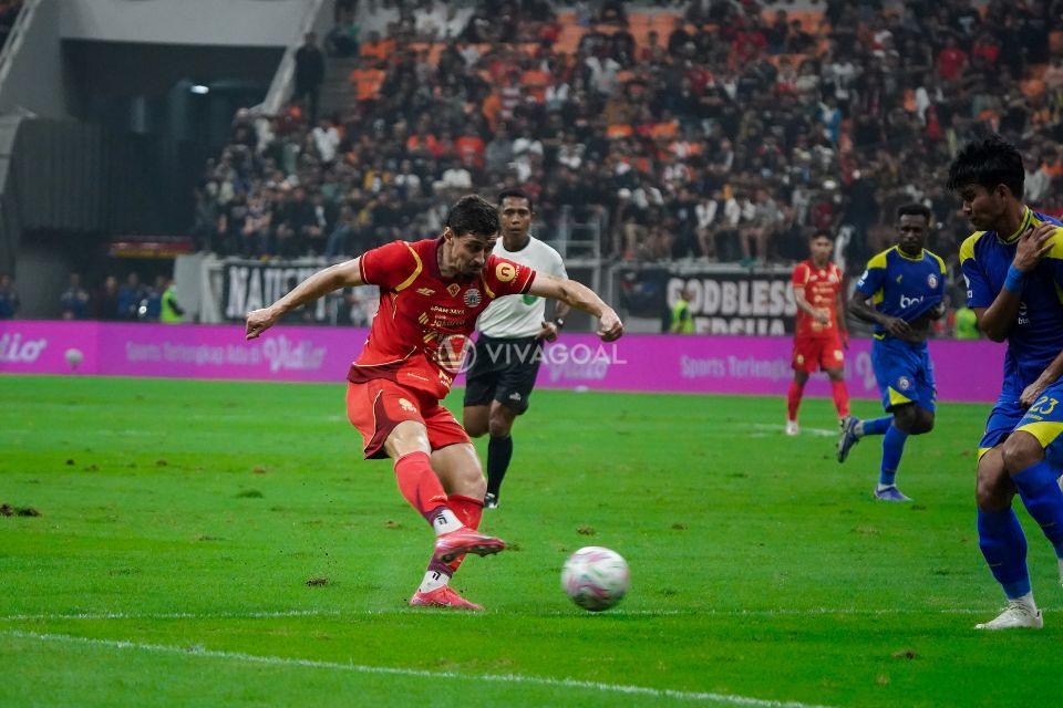 Panpel Persija Ajak Pemainnya Untuk Cek Kondisi Rumput JIS
