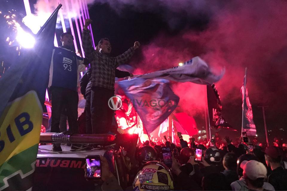 Bobotoh Rayakan HUT ke-93 Persib Bandung di Jembatan Layang Prof. Dr. Mochtar Kusumaatmadja atau Jalan Layang Pasoepati, Bandung.