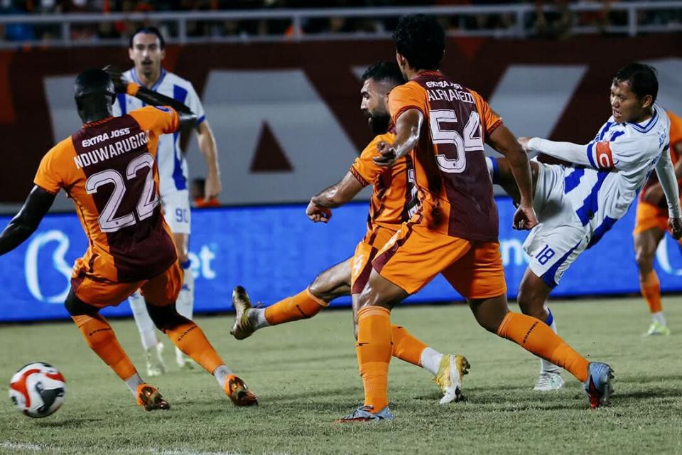 Aksi Gelandang Persib, Adam Alis di Pertandingan Versus Borneo FC
