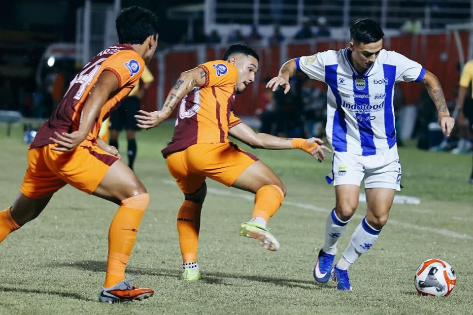 Aksi Bek Persib, Eliano Reijnders di Pertandingan Versus Borneo FC